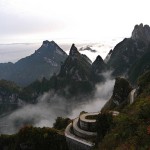 Самая опасная дорога в Китае имеет 99 поворотов